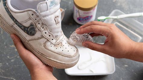 how to clean nike air force shoes